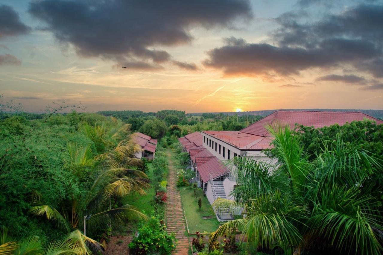 Sterling Banashree Badami Hotel Exterior foto