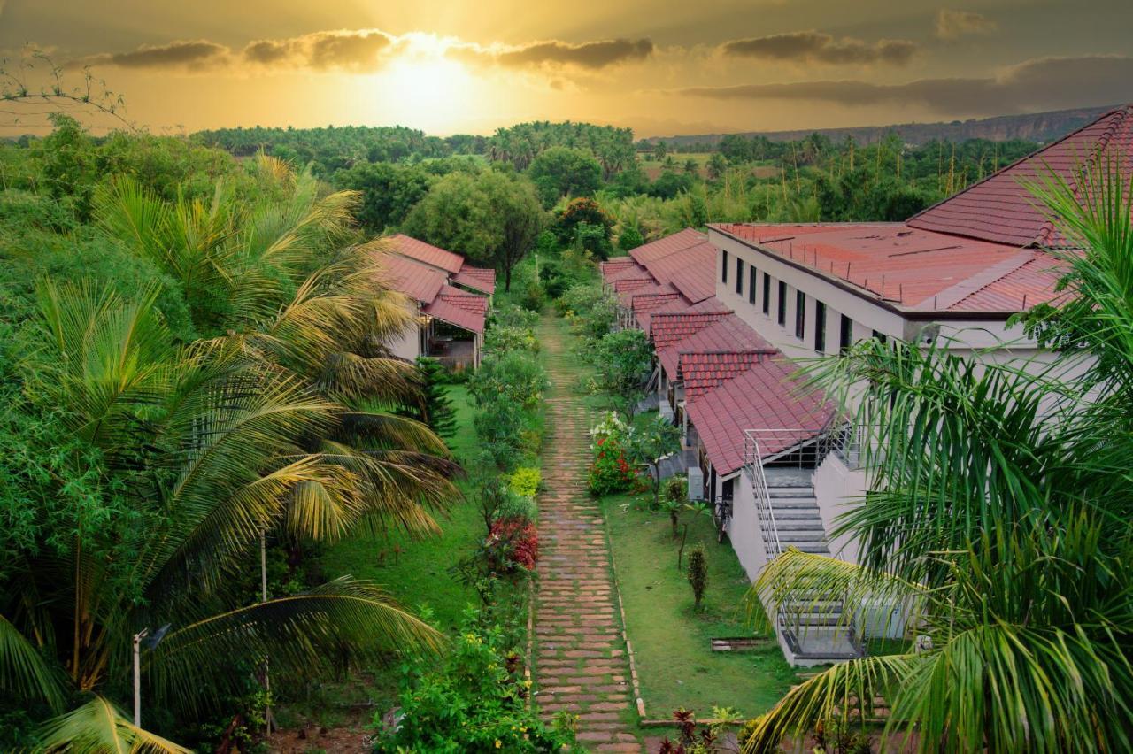 Sterling Banashree Badami Hotel Exterior foto