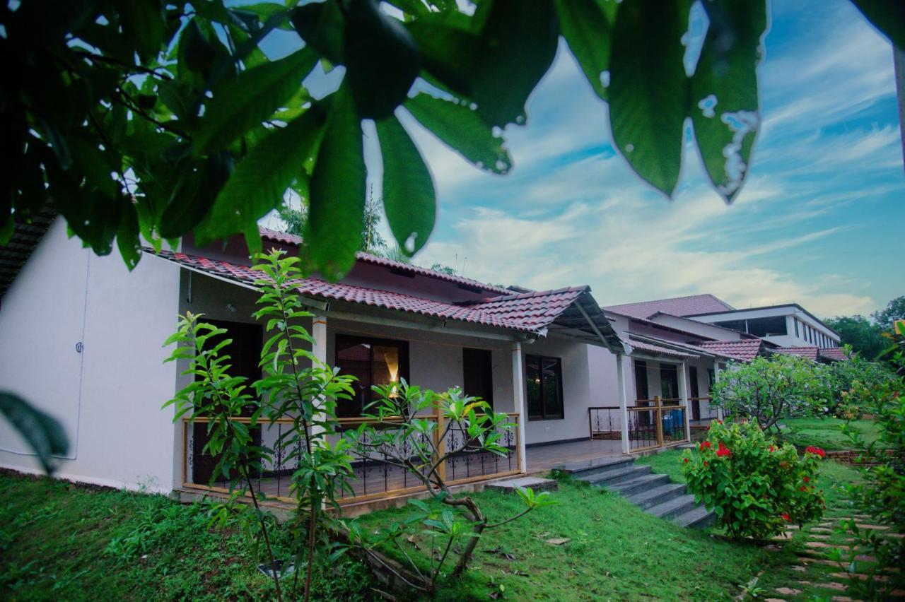 Sterling Banashree Badami Hotel Exterior foto