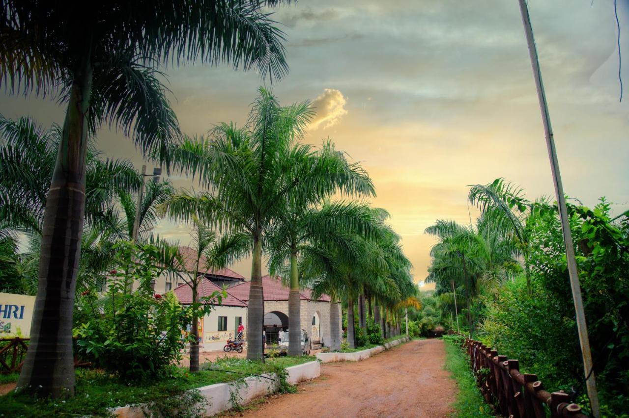 Sterling Banashree Badami Hotel Exterior foto