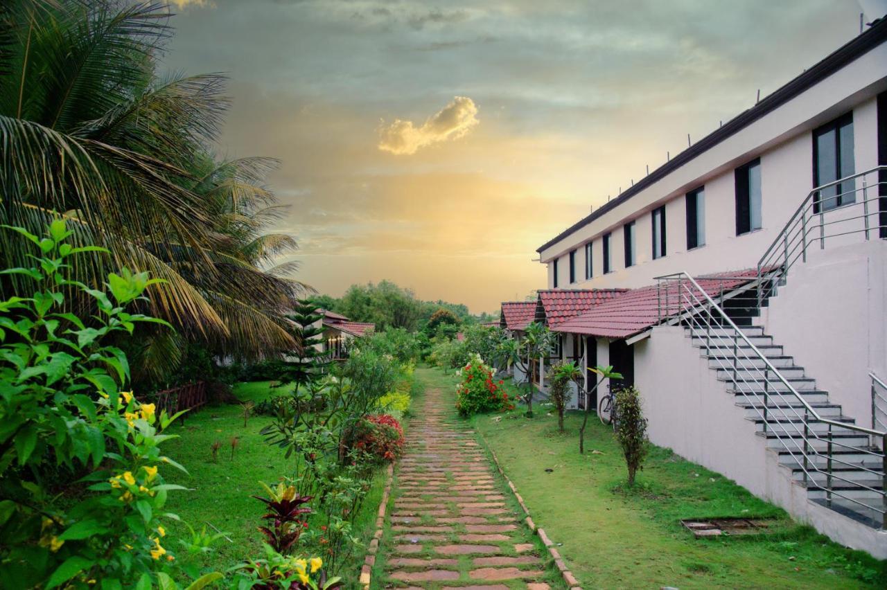 Sterling Banashree Badami Hotel Exterior foto