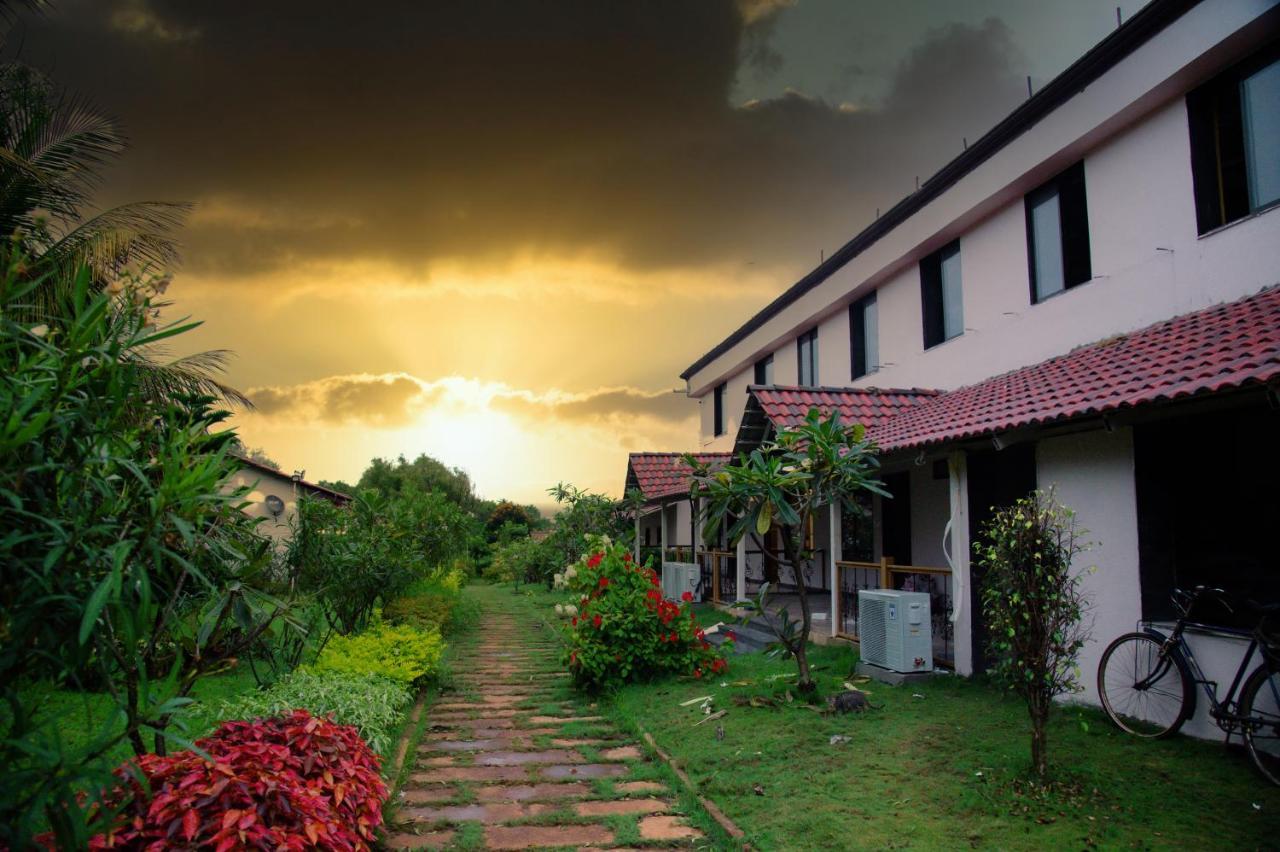 Sterling Banashree Badami Hotel Exterior foto